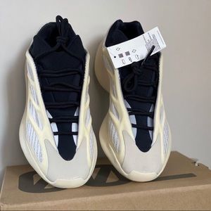 Brand New Yeezy 700 Azael